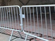 Les barrières de sécurité louées chez Locamat s'accrochent l'une à l'autre