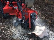 location de rogneuse sur chenille pour éliminer les souches d'arbre