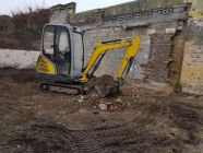 minipelle 1.5t, louée chez Locamat, sur un chantier de terrassement